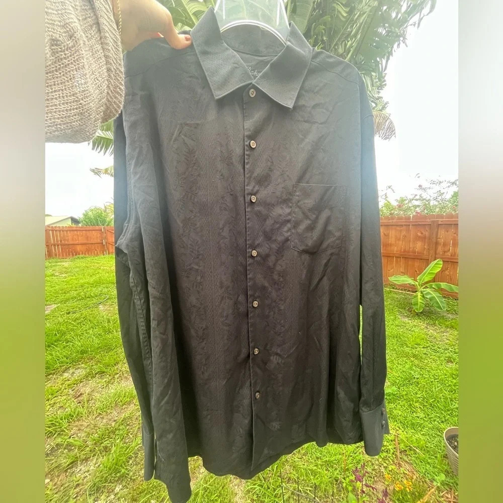 Tommy Bahama cotton & silk men’s XL button down with pocket and design.